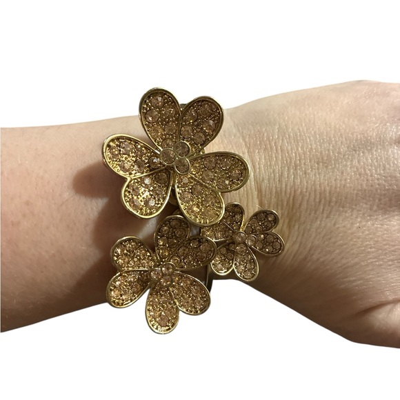 Forever 21 Jewelry - ✨ 3/$15 ✨ NWT Forever 21 Rhinestone Floral Hinge Bracelet